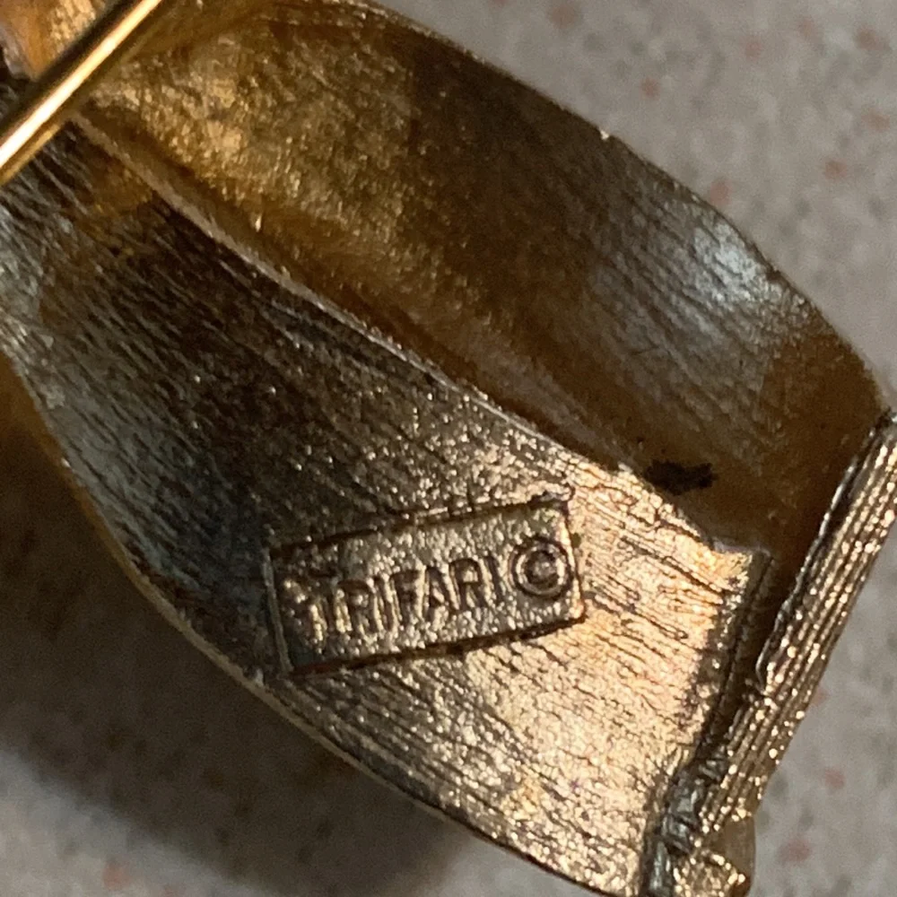 Trifari gold tone polished and brushed broach (218)